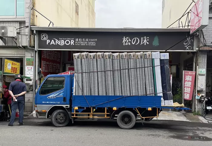 【嘉義民宿】整車滿滿12張高級三線床墊 去嘉義看風景吧 